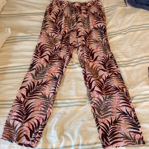 100% Silk Sandro Printed Set. Short-sleeve button up blouse and matching pants. - Picture 4 of 9